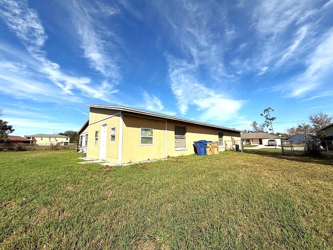 Building Photo - 750 Lucaya Dr