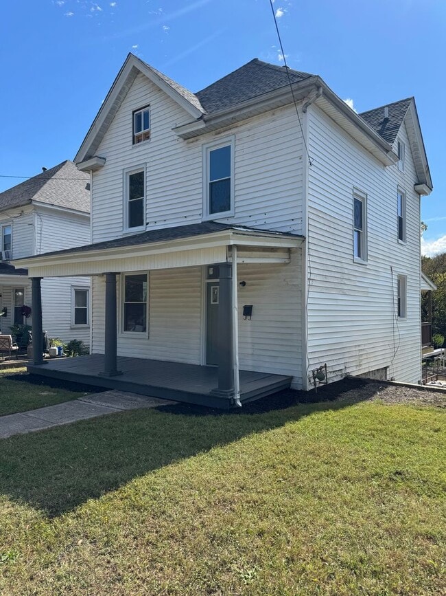 Building Photo - Updated 3-Bedroom, 2-Bath with all new appliances.