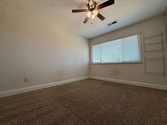 Building Photo - Prime Fresno Location Near River Park and ...