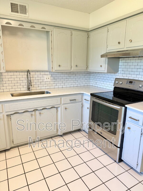 Building Photo - 813 S Meadow Ln