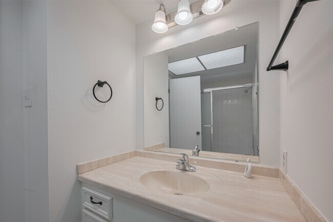 Building Photo - 605 Sorrento Dr
