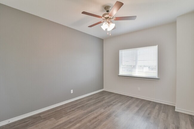 Building Photo - Brand New 3 bed 2.5 Duplex