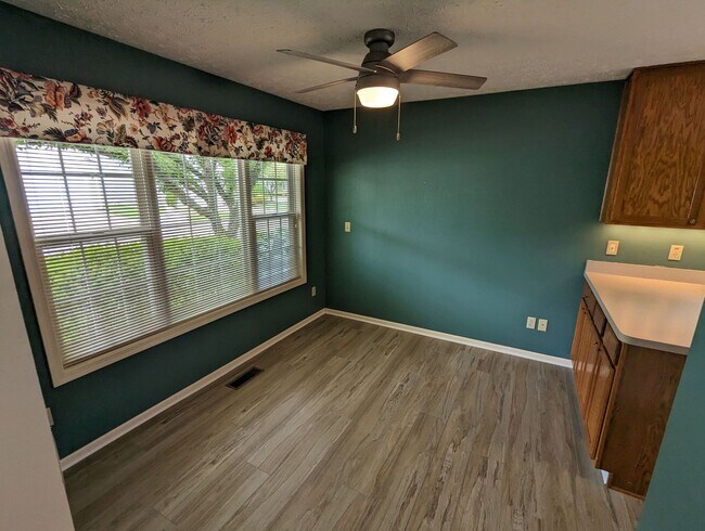 Building Photo - Spacious 3-Bedroom Ranch with Private Mast...
