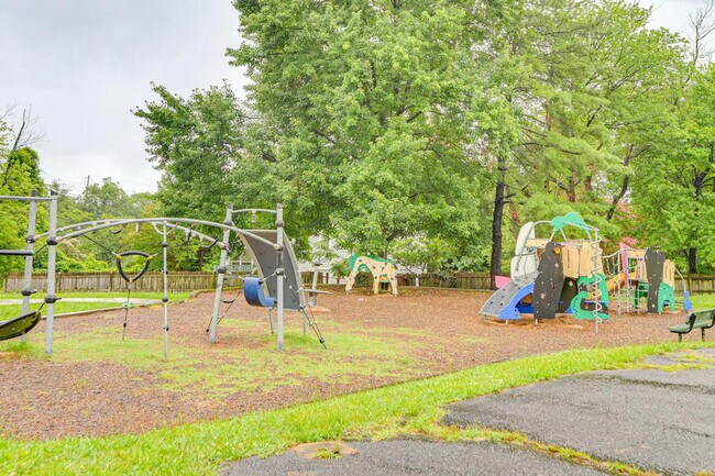 Building Photo - 6604 Oak St