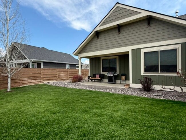 Building Photo - Gorgeous Silverbrook Home