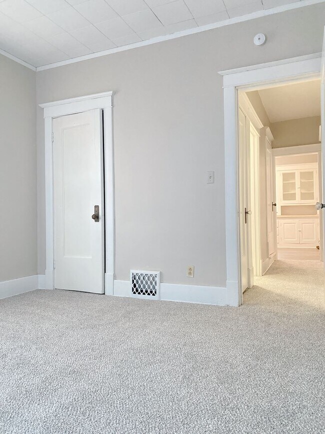 Building Photo - 2436 Laurel Ave N