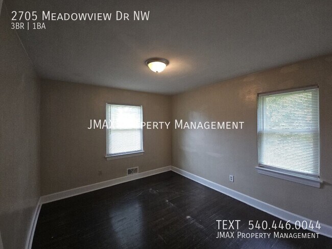 Building Photo - 2705 Meadowview Dr NW