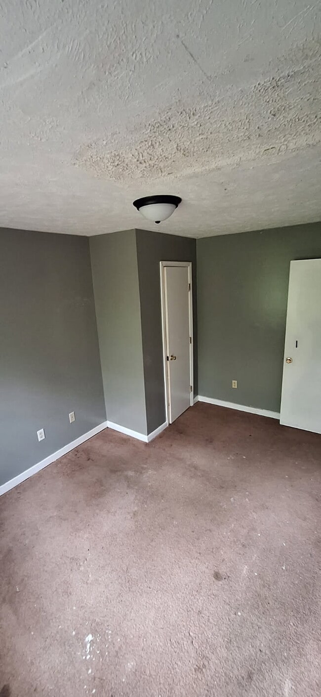 Building Photo - 3021 Woodview Dr