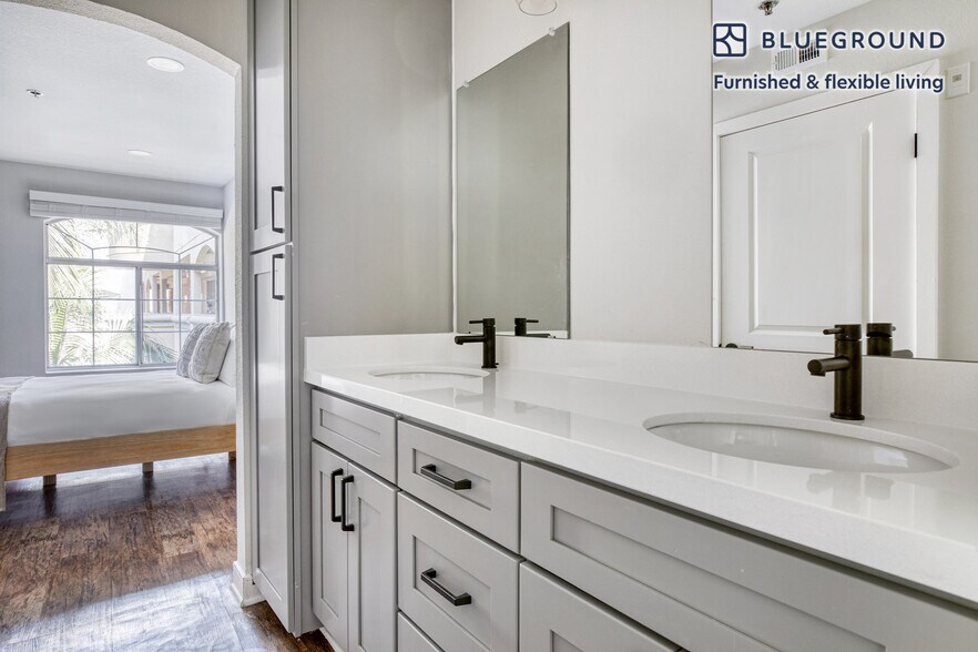 Building Photo - 7660 Beverly Blvd