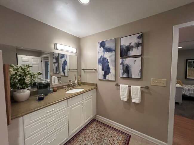 Building Photo - Carriage House