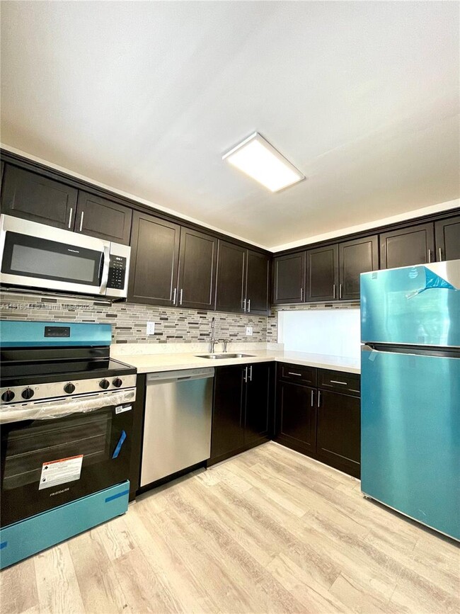Building Photo - 8875 Fontainebleau Blvd