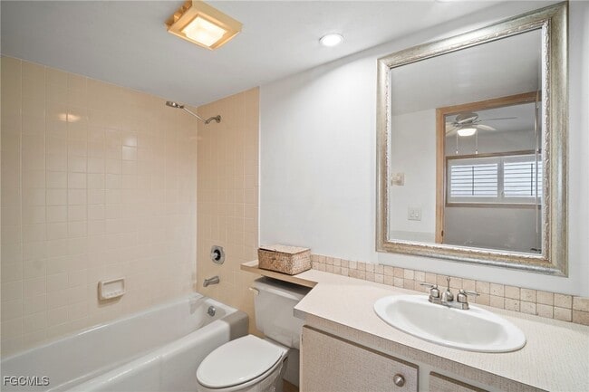 Building Photo - 894 Buttonwood Dr