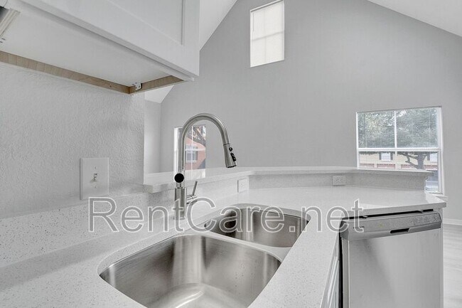 Building Photo - 6005 Westgate Dr