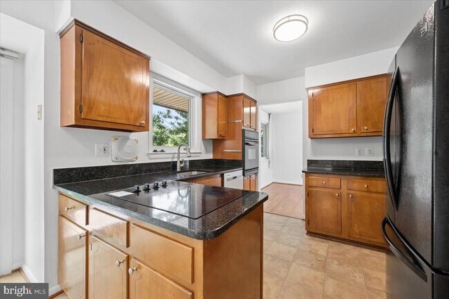 Building Photo - 9202 Wilmett Ct