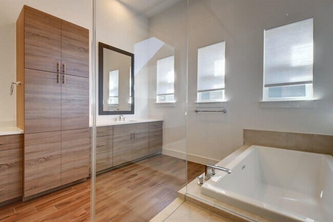 Building Photo - 6133 Seville Dr