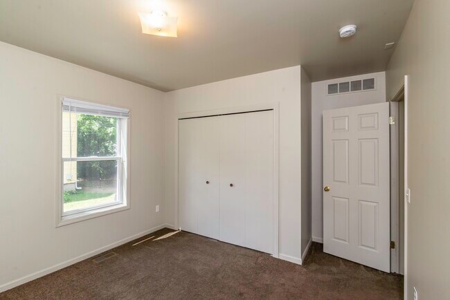 Building Photo - 831 Brookwood Pl