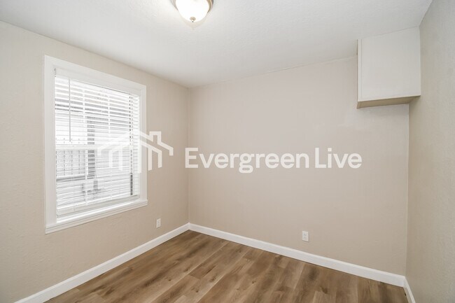 Building Photo - 3510 Gladys St