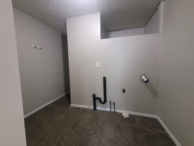 Building Photo - 612 N Washington St