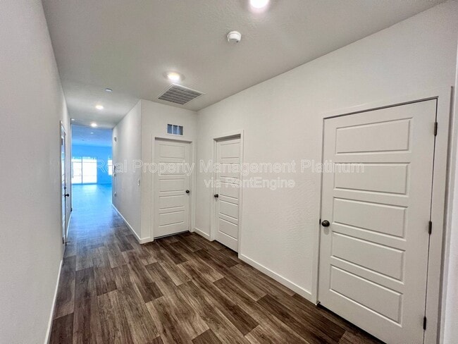 Building Photo - 6088 E Giavanna Ave