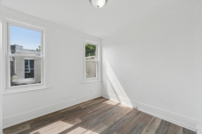 Building Photo - 3 Bedroom House Newly Renovated