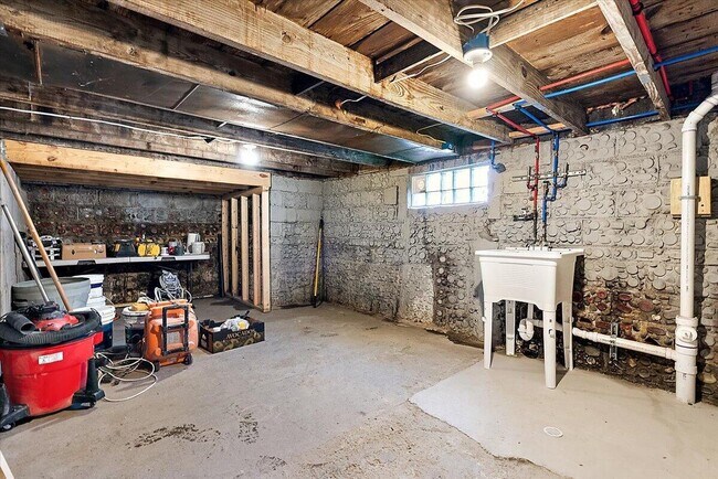 Building Photo - 39 W Elza Ave