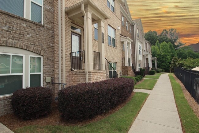 Building Photo - 660 Sunset Dr