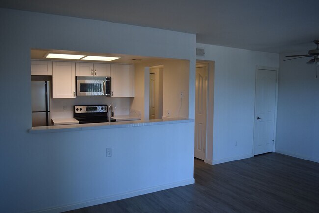 Building Photo - Remodeled 1 Bed, 1 Bath First Floor Condo in Carmel Trails