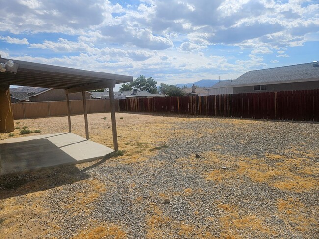 Building Photo - NEWLY UPDATED APPLE VALLEY HOME