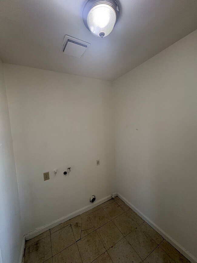 Building Photo - 2096