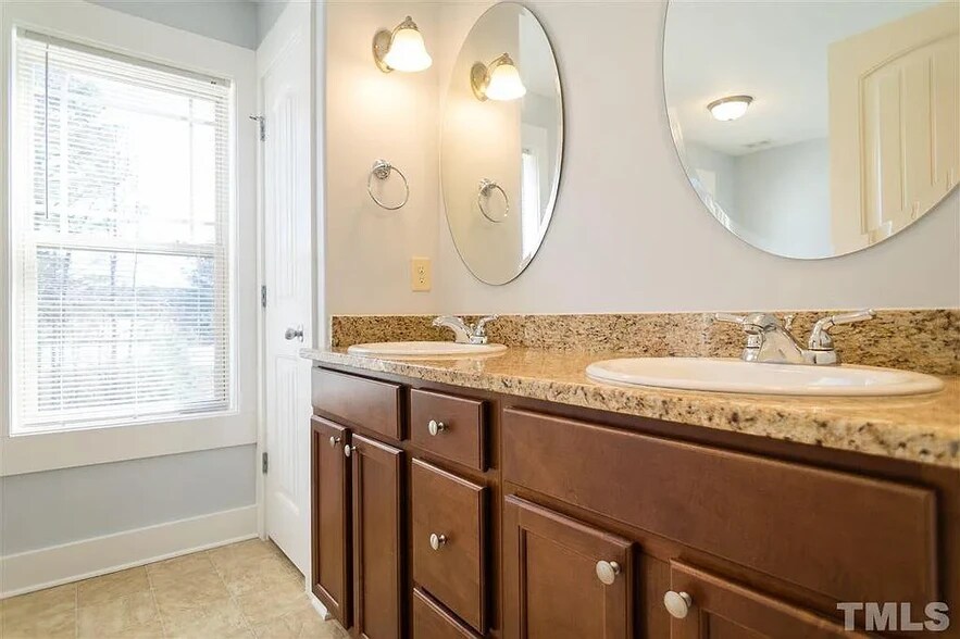 Master bath - 2908 New Hill Park Rd