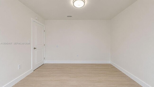 Building Photo - 1670 W 42nd St