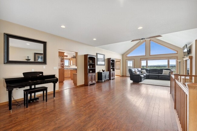 Building Photo - Available For Rent Mid October! 5-bedroom,...