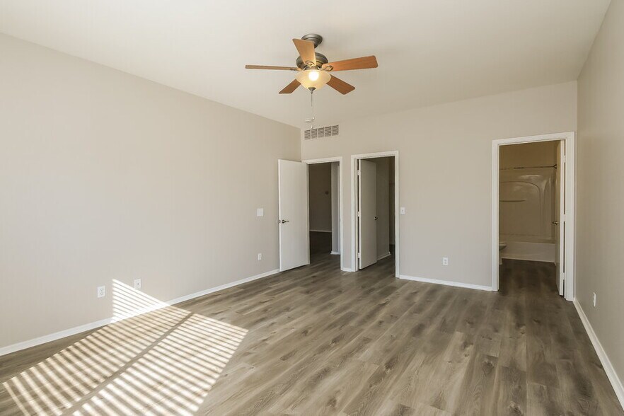 Building Photo - 1733 E Silversmith Trail