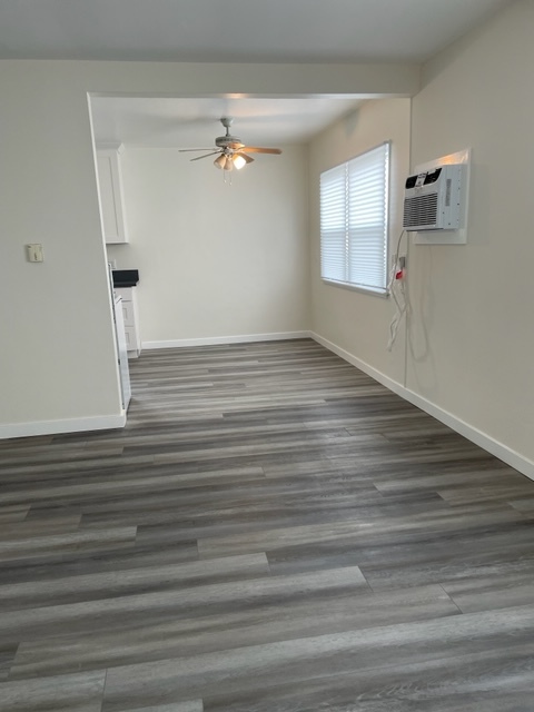 Dining area - 4961 Kester Ave