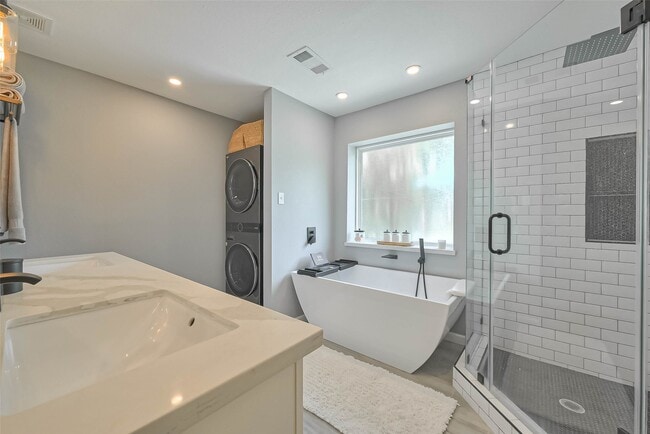 Building Photo - 2210 Saxon Dr