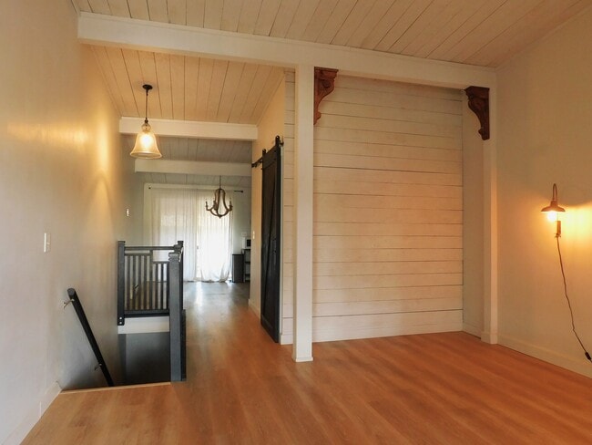 Building Photo - 612 Pine Ave