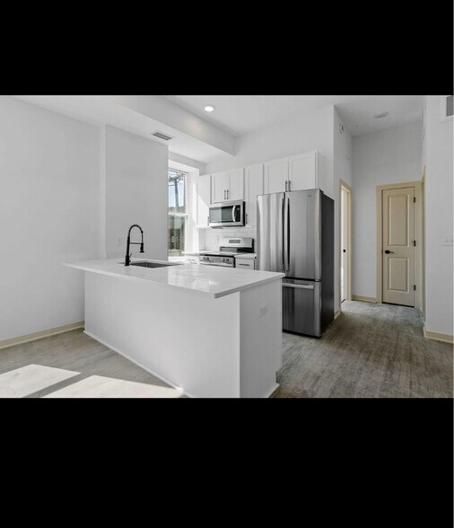 Building Photo - 842 Rice St