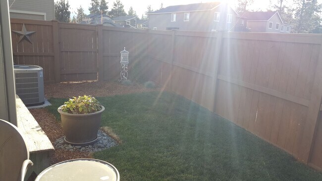 Building Photo - Stunning 3 Bed Home - Fenced Yard, Community Amenities & Pool!