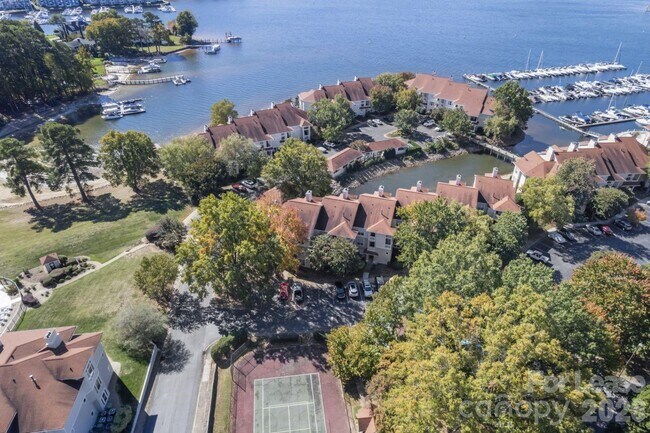 Building Photo - 18009 Kings Point Dr