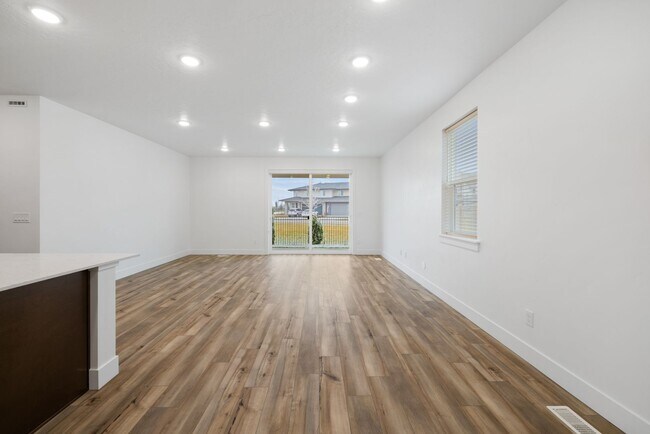 Building Photo - Move-In Ready Elegance - 4 Bedrooms! Pet Fridley!