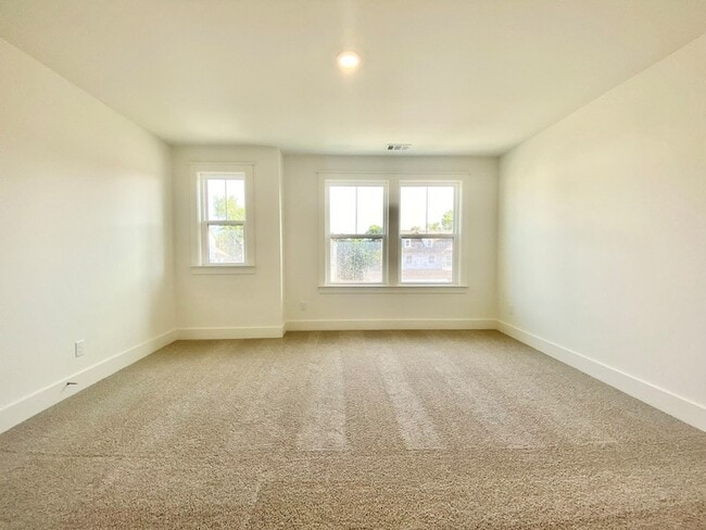 Building Photo - 643 Conifer Dr
