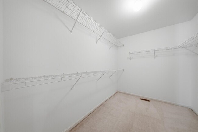 Building Photo - 9165 Buckingham Ct