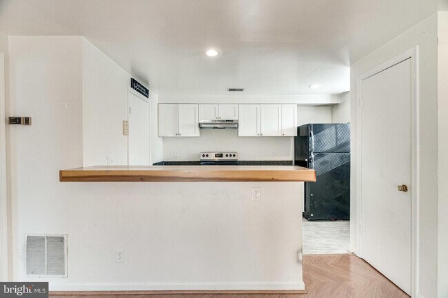 Building Photo - Elevated Comfort: Spacious Condo with Loft...