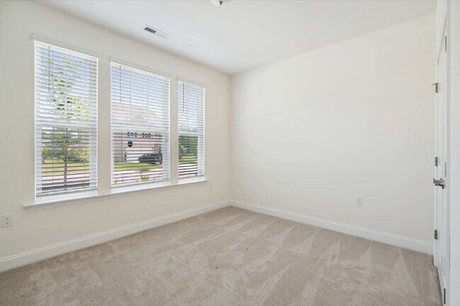 Building Photo - 130 Silent Brk Trl