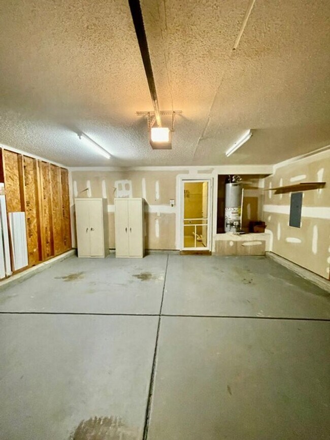 Building Photo - Must see this Adorable 3 bedroom 2 bath 2 garage home . Located in the Reedy Creek Plantation