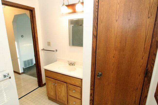 Building Photo - 609 Blakely St