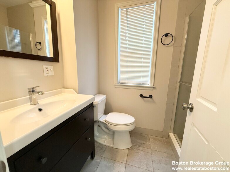 Building Photo - 71 Saxton St