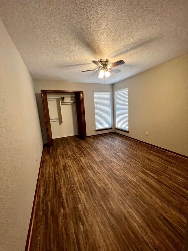Building Photo - JGH 008-009 N OKC 2122/2124 NW 117th
