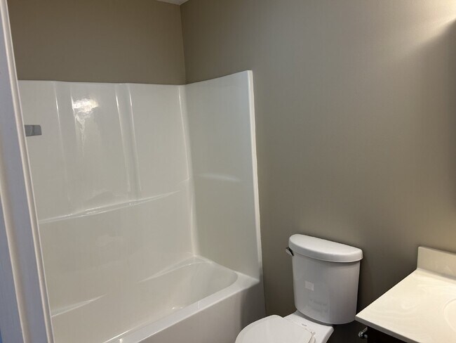 Building Photo - "Charming 2-Bedroom Retreat with 2 Full Baths in Cookeville – Spacious 1082 Sq Ft Living!"