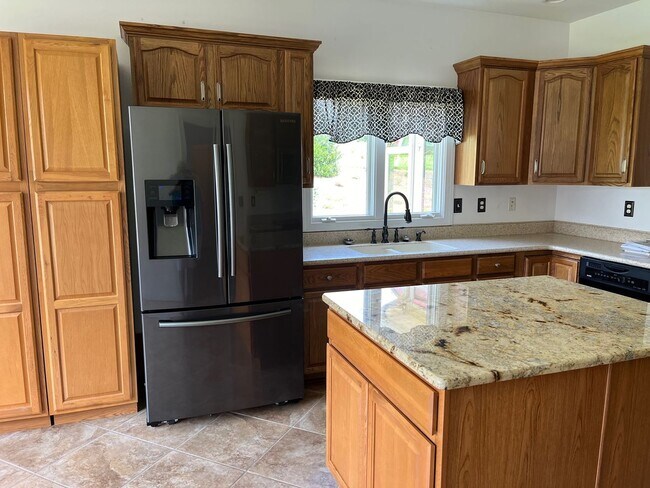 Building Photo - One Level Home in New London